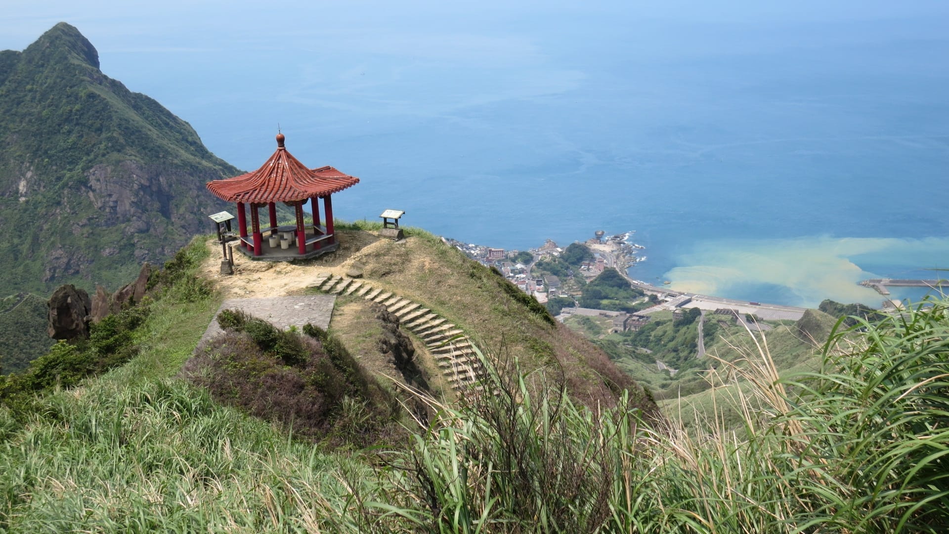 Taiwan, Where Mountains Meet the Sea Background