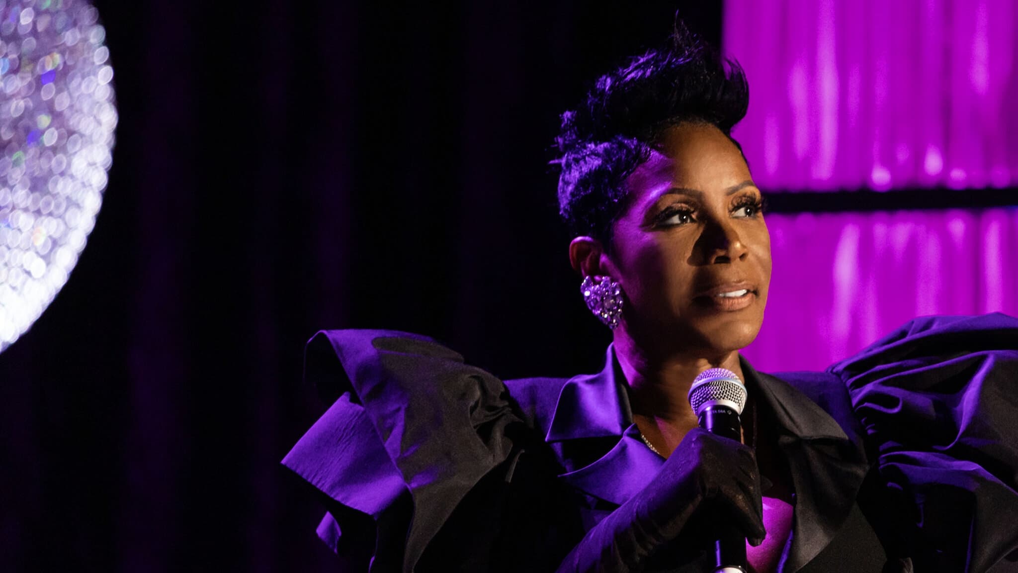 Sommore: Queen Chandelier Background