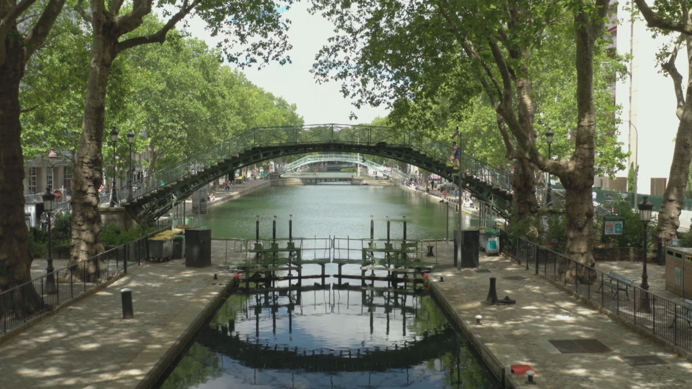 Les canaux de Paris: Un patrimoine révélé Background