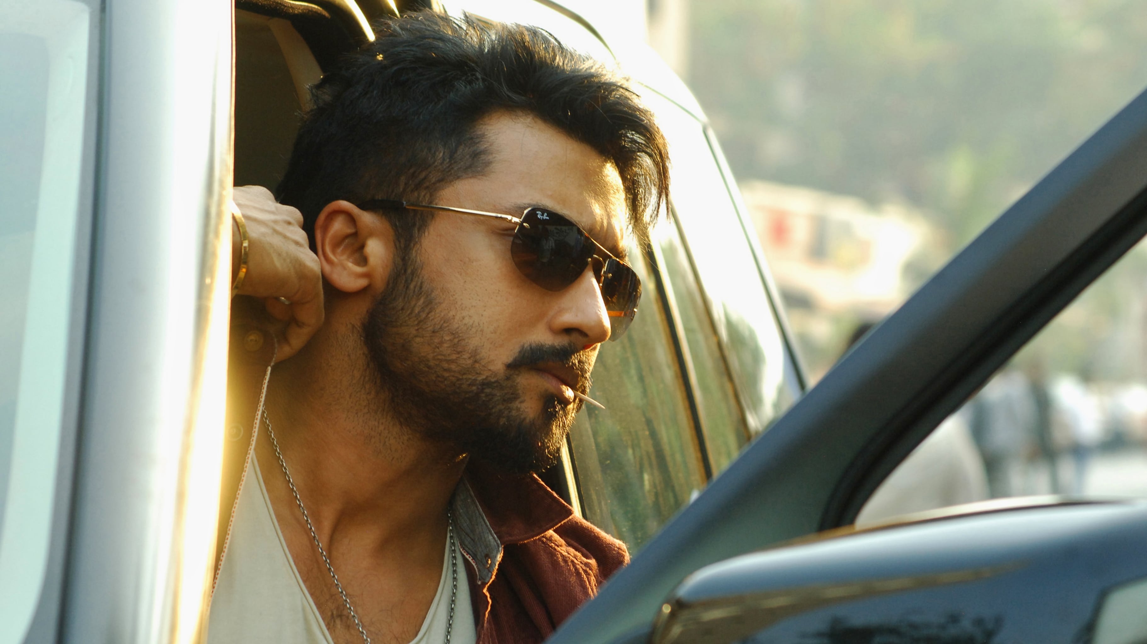 Anjaan Background