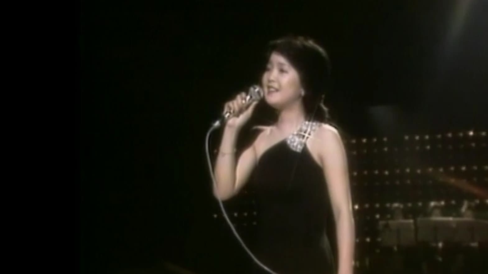 Teresa Teng — 1976 Concert in H.K. Background